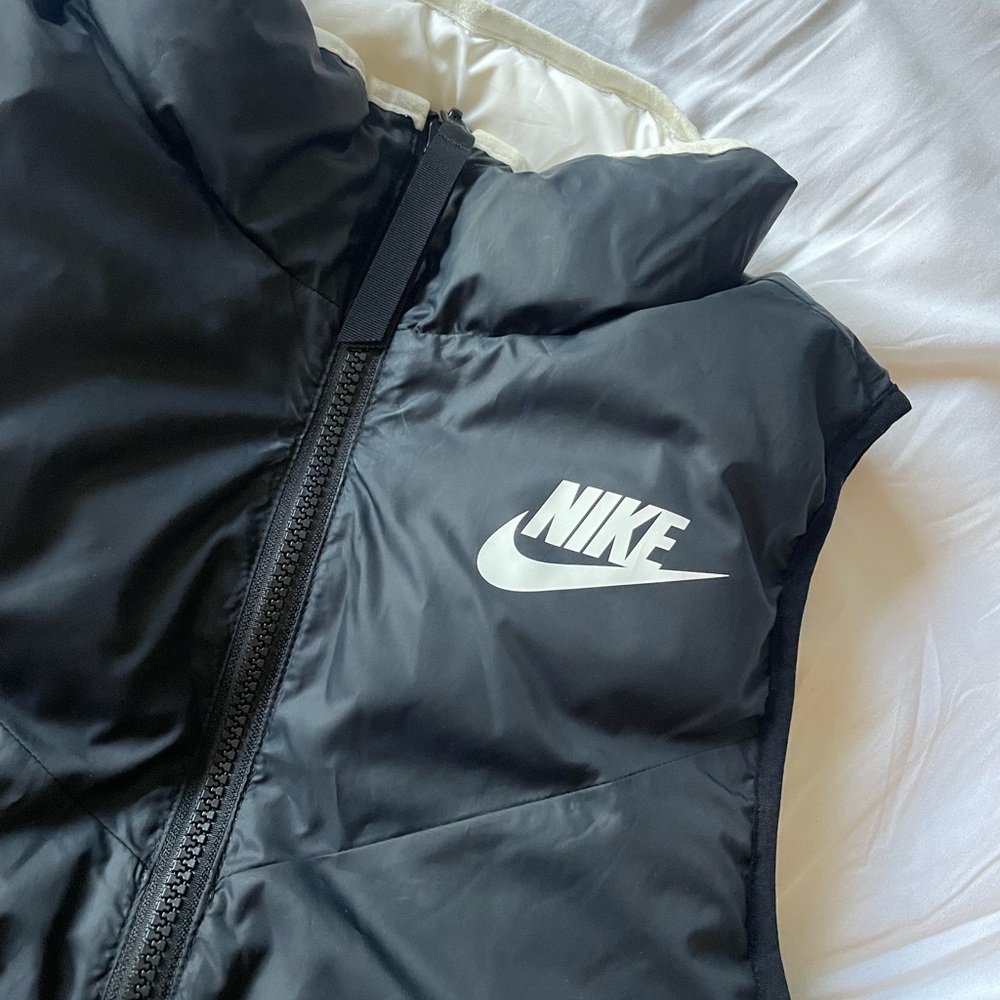 Nike Two-Tone Black and White Vest - Picture 4 of 5